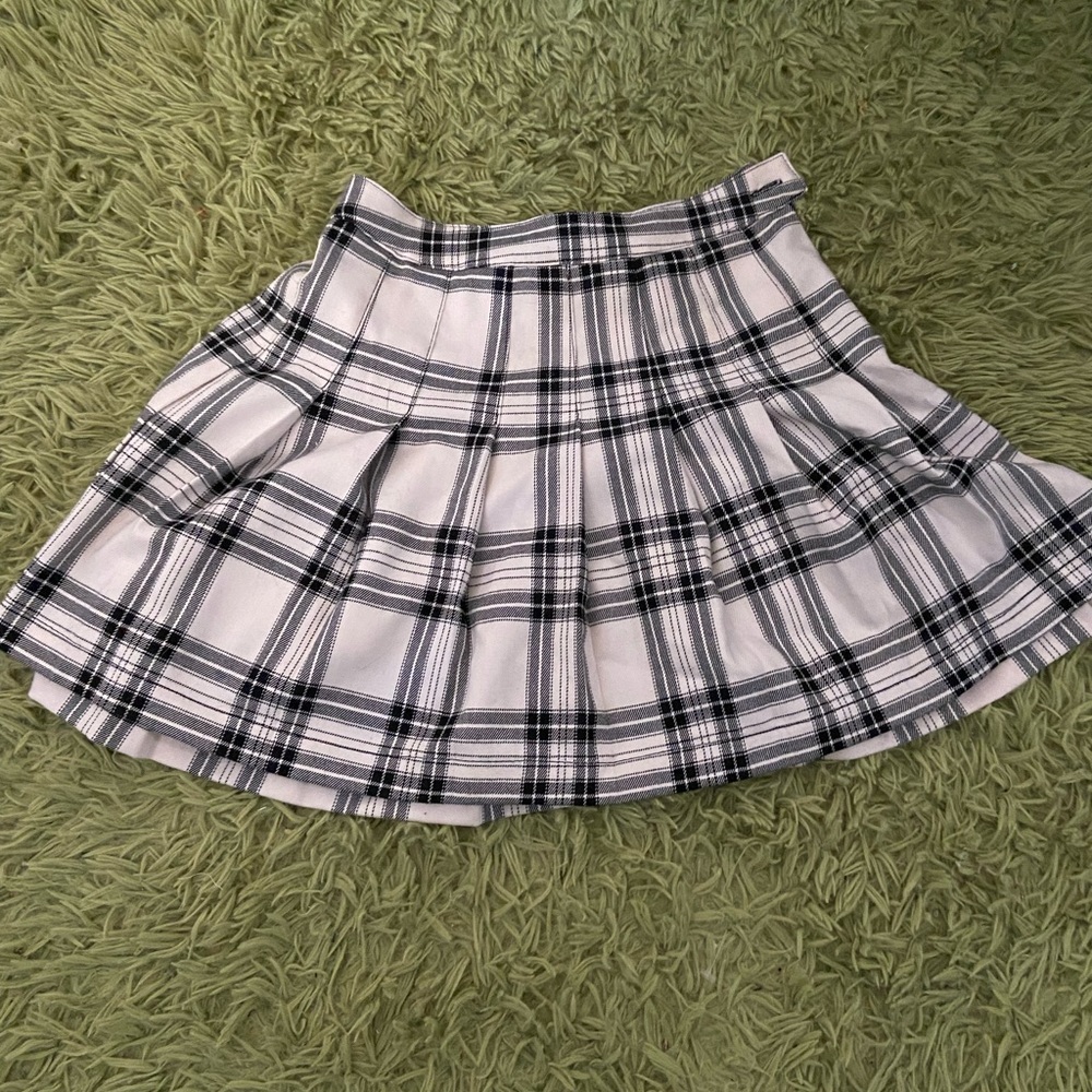 Black and white plaid pleated skirt
